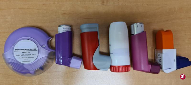  ​配合控制剂或缓解剂一起使用的储雾器，有助在呼吸和释放药剂方面有协 调困难的患者更有效地吸入药物。图中橙色吸入器内是一款控制剂。 （iStock图片）