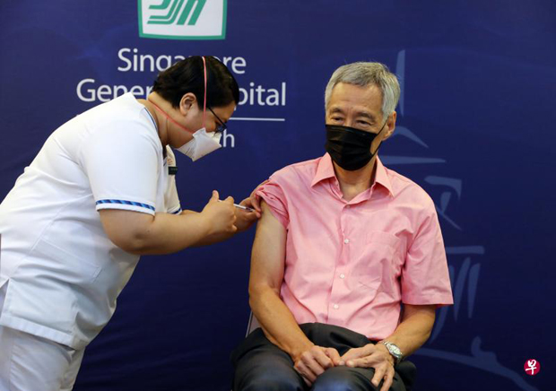  ​李显龙总理昨天在新加坡中央医院完成冠病疫苗追加剂的接种。当局已开始逐步邀请在至少六个月前完成两剂信使核糖核酸（mRNA）冠病疫苗接种的60岁及以上者，前往接种追加剂。（通讯及新闻部提供）