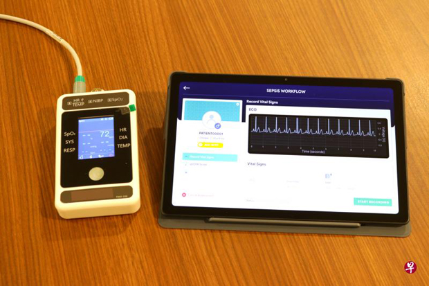  ​新加坡中央医院与杜克—国大医学院今年5月推出犹如手机般大小的仪器（左）以测量心率，把心率变异数据用于平板电脑内的新预算模式，可预测病患的败血症死亡风险。（新加坡中央医院提供）